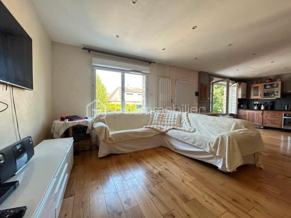 Idéalement située dans le quartier pavillonnaire recherché du Plateau d’Avron à Rosny-sous-Bois, cette maison individuelle en copropriété de sol (aucune charge de copropriété courante) vous offre une surface habitable loi Carrez de 182,28 m² et une surface totale utile de 206,23 m².

Construite sur deux niveaux, sans aucun travaux à prévoir,  isolation extérieure récente, elle séduira aussi bien les grandes familles que les investisseurs (potentiel locatif).

POINTS FORTS  :
✅ Quartier calme, pavillonnaire, proche commerces, écoles, RER E (Rosny-sous-Bois – Bois-Perrier)
✅ Maison individuelle, pas de mitoyenneté gênante
✅ Sans travaux – Isolation extérieure neuve
✅ deux logements indépendants au RDC
✅ Copropriété de sol – Aucune charge mensuelle

Au Rez-de-chaussée (RDC)

2 appartements de type T2 complets, idéaux pour :
- famille recomposée
- location (revenus complémentaires)
- accueil de parents ou d’adultes autonomes

Rez-de-chaussée surélevé (R1)
- Séjour lumineux ouvert sur une cuisine aménagée et équipée
- Deux chambres dont une avec salle d’eau privative
- WC séparé avec lave-mains

À l’étage
Deux grandes chambres :
- Chambre 1 : salle de bain avec jacuzzi ouverte sur la chambre + WC
- Chambre 2 : douche à l’italienne avec WC