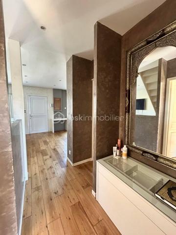 Idéalement située dans le quartier pavillonnaire recherché du Plateau d’Avron à Rosny-sous-Bois, cette maison individuelle en copropriété de sol (aucune charge de copropriété courante) vous offre une surface habitable loi Carrez de 182,28 m² et une surface totale utile de 206,23 m².

Construite sur deux niveaux, sans aucun travaux à prévoir,  isolation extérieure récente, elle séduira aussi bien les grandes familles que les investisseurs (potentiel locatif).

POINTS FORTS  :
✅ Quartier calme, pavillonnaire, proche commerces, écoles, RER E (Rosny-sous-Bois – Bois-Perrier)
✅ Maison individuelle, pas de mitoyenneté gênante
✅ Sans travaux – Isolation extérieure neuve
✅ deux logements indépendants au RDC
✅ Copropriété de sol – Aucune charge mensuelle

Au Rez-de-chaussée (RDC)

2 appartements de type T2 complets, idéaux pour :
- famille recomposée
- location (revenus complémentaires)
- accueil de parents ou d’adultes autonomes

Rez-de-chaussée surélevé (R1)
- Séjour lumineux ouvert sur une cuisine aménagée et équipée
- Deux chambres dont une avec salle d’eau privative
- WC séparé avec lave-mains

À l’étage
Deux grandes chambres :
- Chambre 1 : salle de bain avec jacuzzi ouverte sur la chambre + WC
- Chambre 2 : douche à l’italienne avec WC