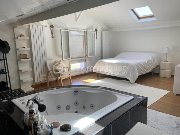 Idéalement située dans le quartier pavillonnaire recherché du Plateau d’Avron à Rosny-sous-Bois, cette maison individuelle en copropriété de sol (aucune charge de copropriété courante) vous offre une surface habitable loi Carrez de 182,28 m² et une surface totale utile de 206,23 m².

Construite sur deux niveaux, sans aucun travaux à prévoir,  isolation extérieure récente, elle séduira aussi bien les grandes familles que les investisseurs (potentiel locatif).

POINTS FORTS  :
✅ Quartier calme, pavillonnaire, proche commerces, écoles, RER E (Rosny-sous-Bois – Bois-Perrier)
✅ Maison individuelle, pas de mitoyenneté gênante
✅ Sans travaux – Isolation extérieure neuve
✅ deux logements indépendants au RDC
✅ Copropriété de sol – Aucune charge mensuelle

Au Rez-de-chaussée (RDC)

2 appartements de type T2 complets, idéaux pour :
- famille recomposée
- location (revenus complémentaires)
- accueil de parents ou d’adultes autonomes

Rez-de-chaussée surélevé (R1)
- Séjour lumineux ouvert sur une cuisine aménagée et équipée
- Deux chambres dont une avec salle d’eau privative
- WC séparé avec lave-mains

À l’étage
Deux grandes chambres :
- Chambre 1 : salle de bain avec jacuzzi ouverte sur la chambre + WC
- Chambre 2 : douche à l’italienne avec WC