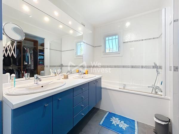 VILLA DE PLAIN PIED SUR TRES GRANDE PARCELLE - ST CLEMENT DE RIVIERE