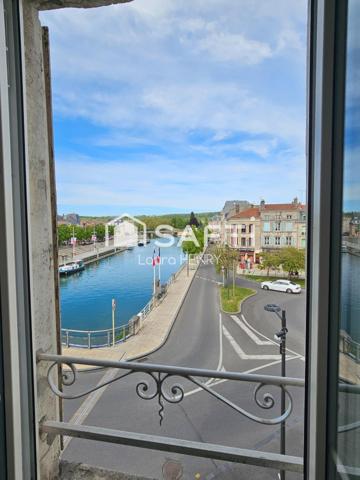 Bel appartement de 3 chambres situé en hypercentre avec vue imprenable sur la meuse.
