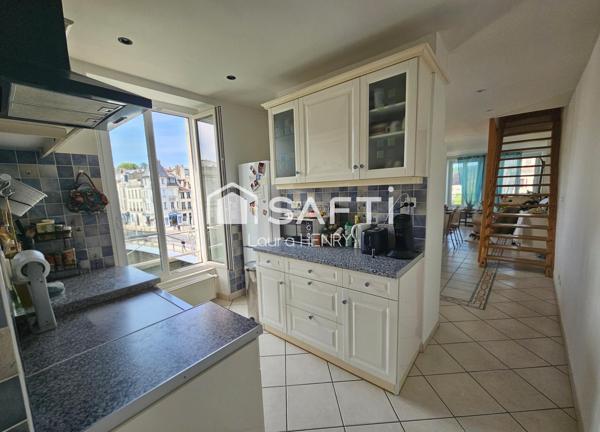 Bel appartement de 3 chambres situé en hypercentre avec vue imprenable sur la meuse.