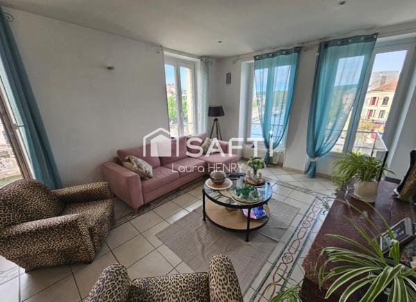 Bel appartement de 3 chambres situé en hypercentre avec vue imprenable sur la meuse.