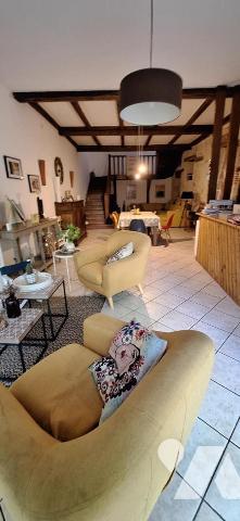 VIC-FEZENSAC, centre ville maison de maître de 300m² cour et terrasse.