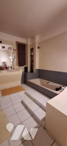 VIC-FEZENSAC, centre ville maison de maître de 300m² cour et terrasse.