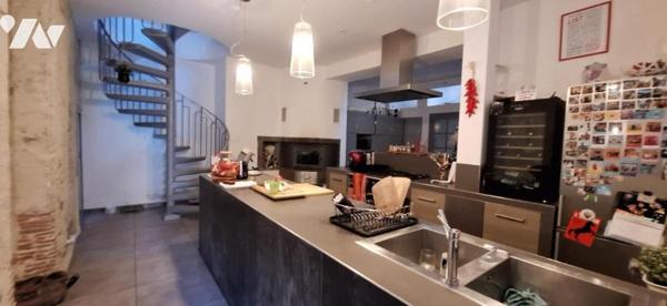 VIC-FEZENSAC, centre ville maison de maître de 300m² cour et terrasse.