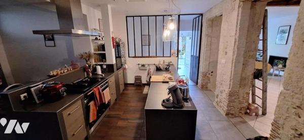 VIC-FEZENSAC, centre ville maison de maître de 300m² cour et terrasse.