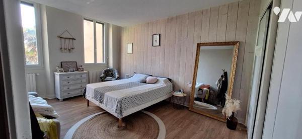 VIC-FEZENSAC, centre ville maison de maître de 300m² cour et terrasse.