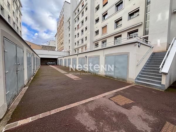 ISSY LES MOULINEAUX - CENTRE VILLE - BOX fermé sur cour