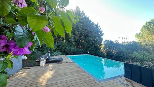 Maison d'architecte familiale dans secteur résidentiel