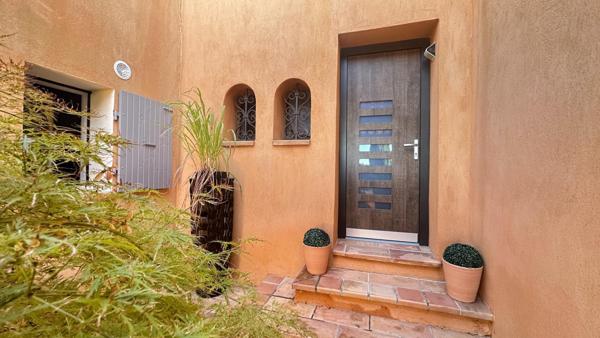 Maison d'architecte familiale dans secteur résidentiel