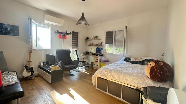 Maison d'architecte familiale dans secteur résidentiel