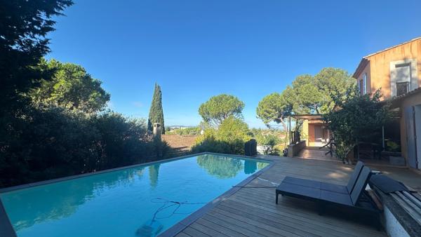 Maison d'architecte familiale dans secteur résidentiel