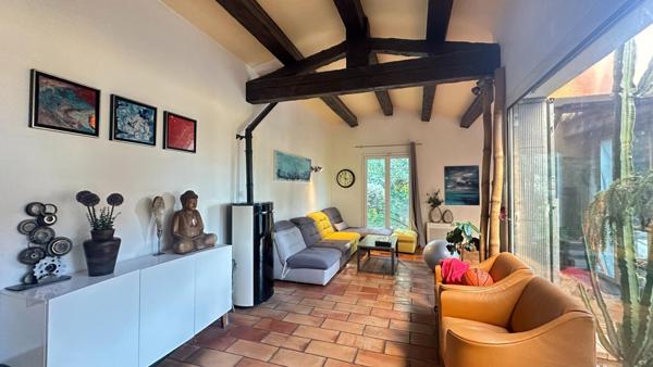 Maison d'architecte familiale dans secteur résidentiel