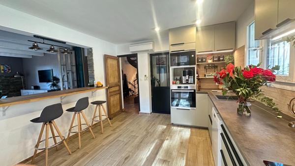 Maison d'architecte familiale dans secteur résidentiel