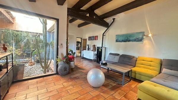 Maison d'architecte familiale dans secteur résidentiel