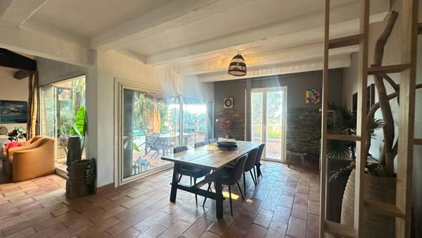 Maison d'architecte familiale dans secteur résidentiel