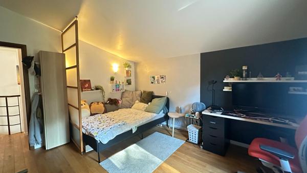 Maison d'architecte familiale dans secteur résidentiel