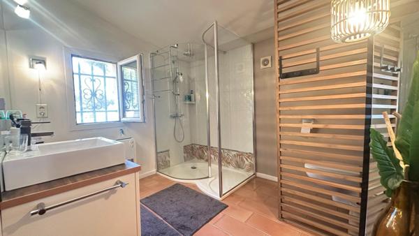 Maison d'architecte familiale dans secteur résidentiel