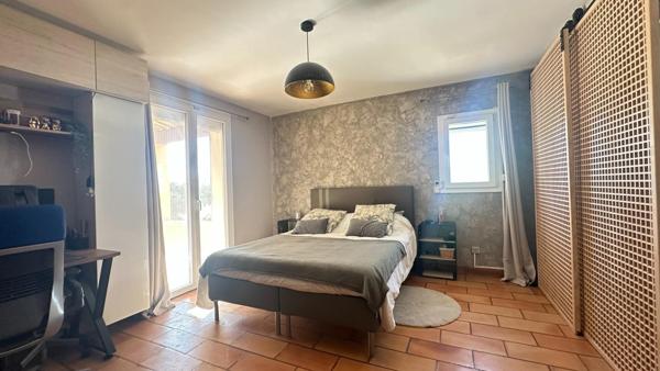 Maison d'architecte familiale dans secteur résidentiel