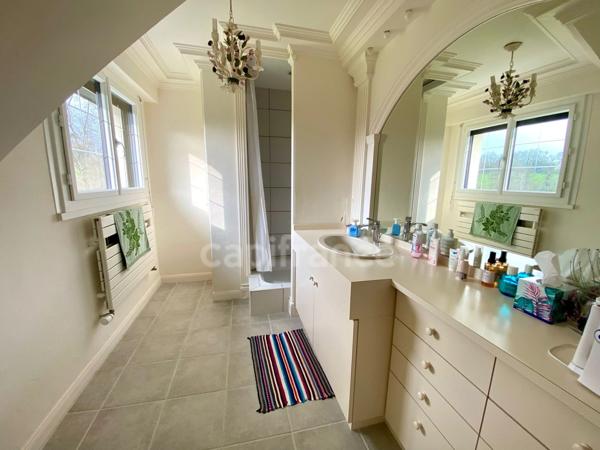 Un écrin de nature rare, entre étang et ruisseau, en plein cœur d’Elven et sans vis à vis