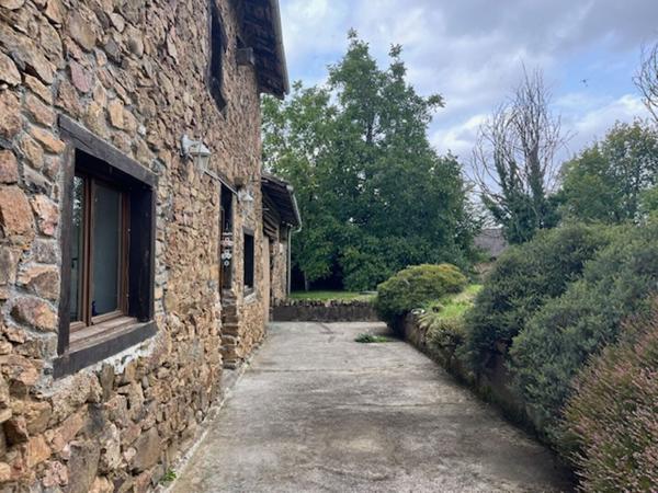 Jolie maison individuelle en pierre dans un cadre rural Champagnac la riviere