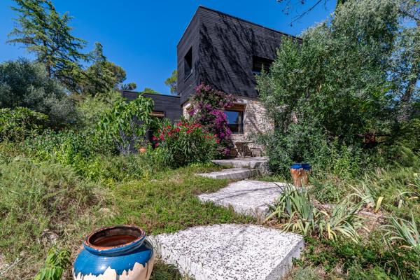 Maison
         5 pièces
        - 130 m² Bien prestige 610 000 € *