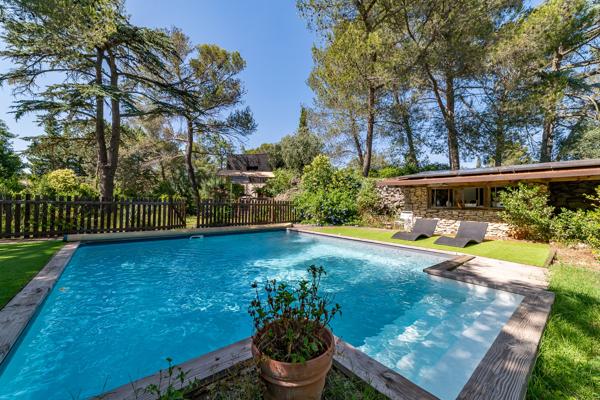 Maison
         5 pièces
        - 130 m² Bien prestige 610 000 € *