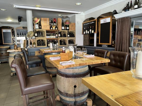 Murs & Fonds : Institution Gastronomique au Coeur d'Orange - Forte Croissance Orange