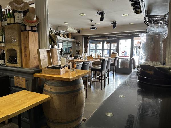 Murs & Fonds : Institution Gastronomique au Coeur d'Orange - Forte Croissance Orange