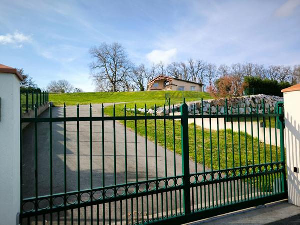 Jolie maison d'architecte face aux Pyrénées . 12910 M2 Pamiers