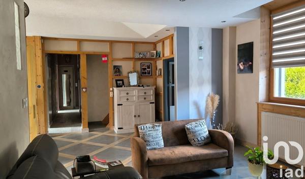 Maison 8 pièces de 219 m² à Saint-Jeoire (74490)