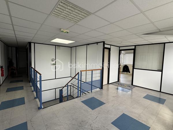 Bureau de 730 m²