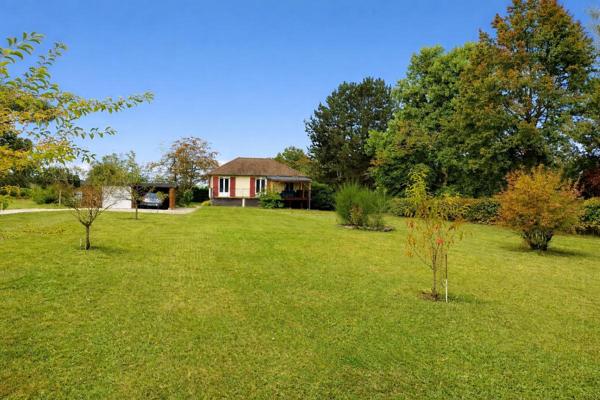 Maison individuelle avec beau terrain plat à Soursac