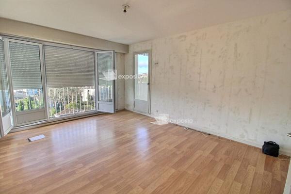 Appartement 3 chambres avec parking et cave.