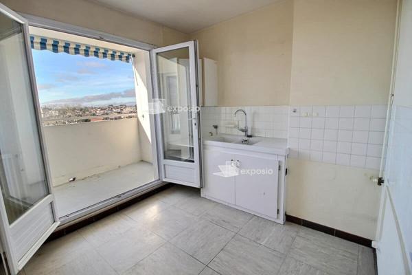 Appartement 3 chambres avec parking et cave.