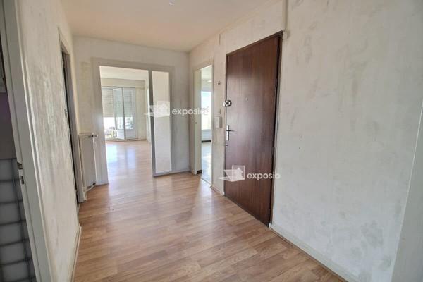 Appartement 3 chambres avec parking et cave.