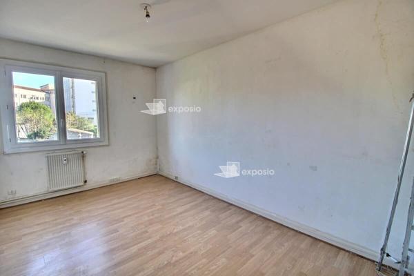 Appartement 3 chambres avec parking et cave.