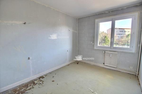 Appartement 3 chambres avec parking et cave.