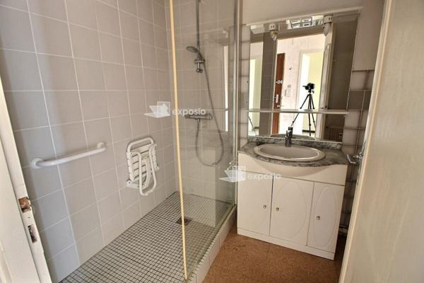 Appartement 3 chambres avec parking et cave.