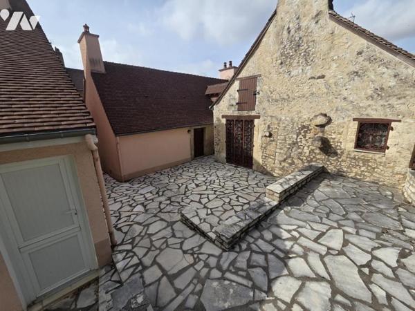 CONLIE centre : Maison de village 70 m² à actualiser sur parc paysager de 3.000 m²