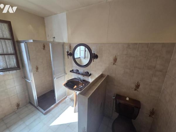 CONLIE centre : Maison de village 70 m² à actualiser sur parc paysager de 3.000 m²