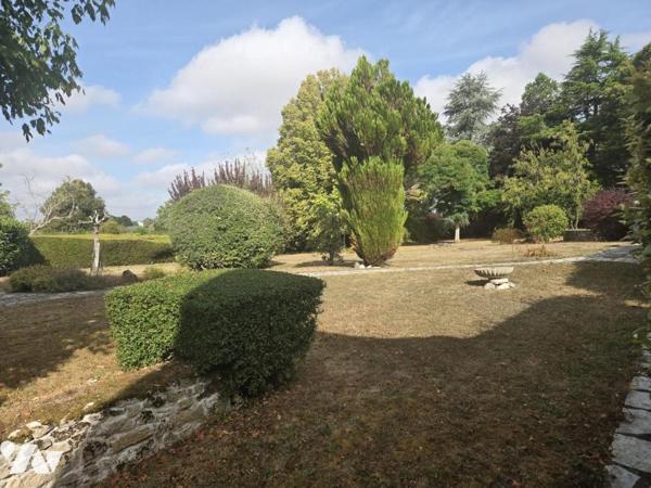 CONLIE centre : Maison de village 70 m² à actualiser sur parc paysager de 3.000 m²