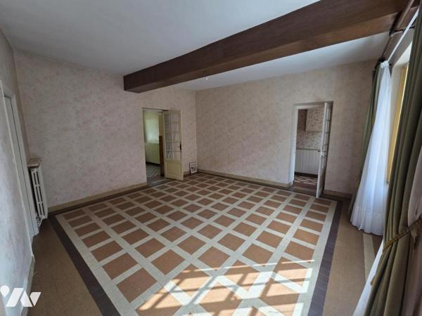 CONLIE centre : Maison de village 70 m² à actualiser sur parc paysager de 3.000 m²