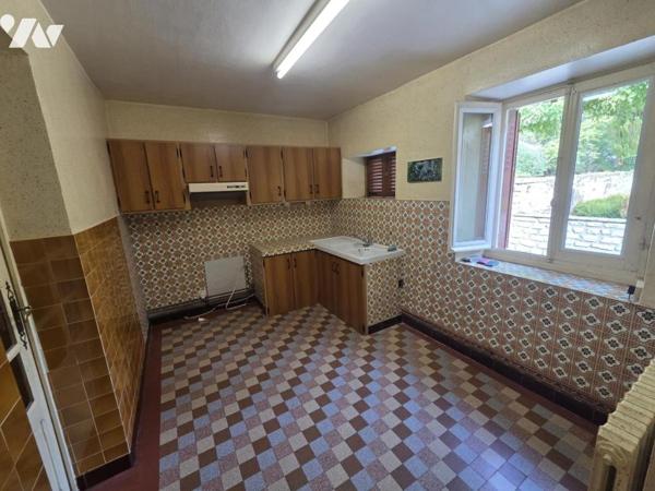 CONLIE centre : Maison de village 70 m² à actualiser sur parc paysager de 3.000 m²