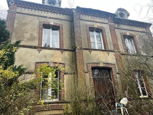 ENTRE ORBEC ET BERNAY MAISON DE MAITRE DANS UN BEL ENVIRONNEMENT A RENOVER