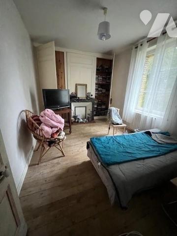 ENTRE ORBEC ET BERNAY MAISON DE MAITRE DANS UN BEL ENVIRONNEMENT A RENOVER