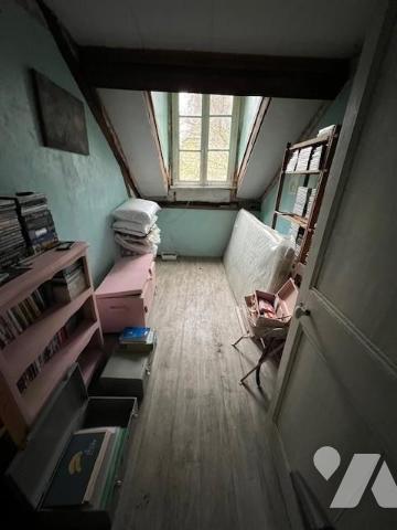 ENTRE ORBEC ET BERNAY MAISON DE MAITRE DANS UN BEL ENVIRONNEMENT A RENOVER