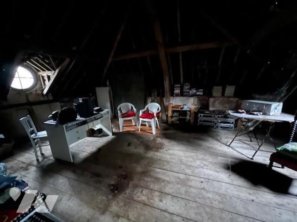 ENTRE ORBEC ET BERNAY MAISON DE MAITRE DANS UN BEL ENVIRONNEMENT A RENOVER