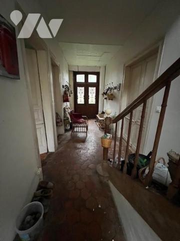 ENTRE ORBEC ET BERNAY MAISON DE MAITRE DANS UN BEL ENVIRONNEMENT A RENOVER